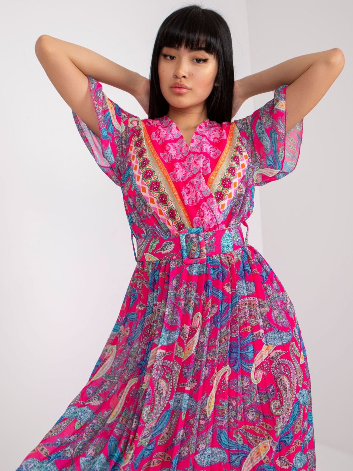 Růžové vzorované šaty v midi délce