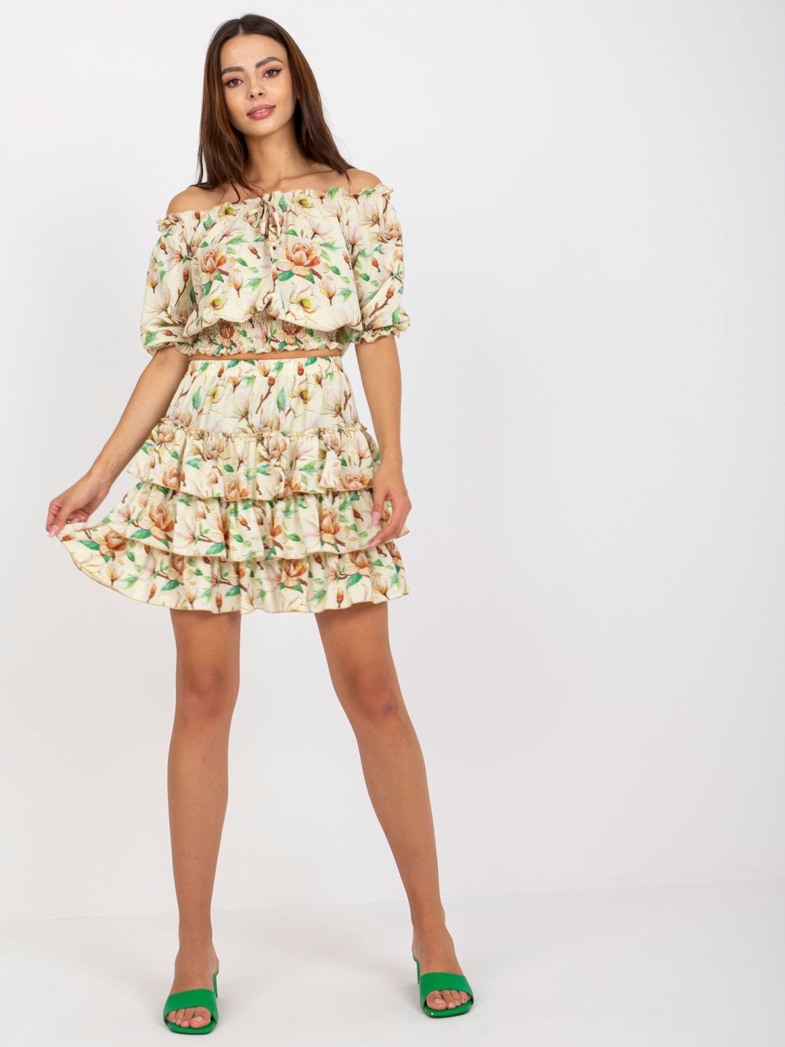 Žlutý komplet s květinovým vzorem