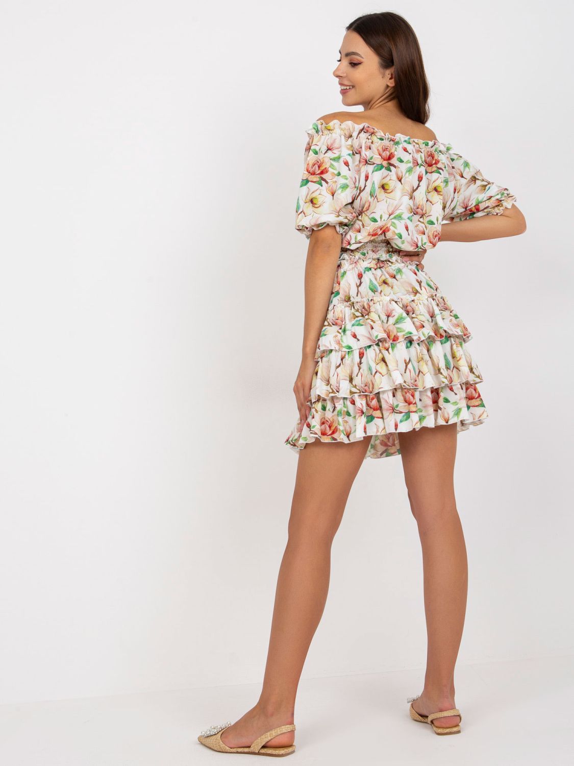 Bílo-červený komplet s květinovým vzorem