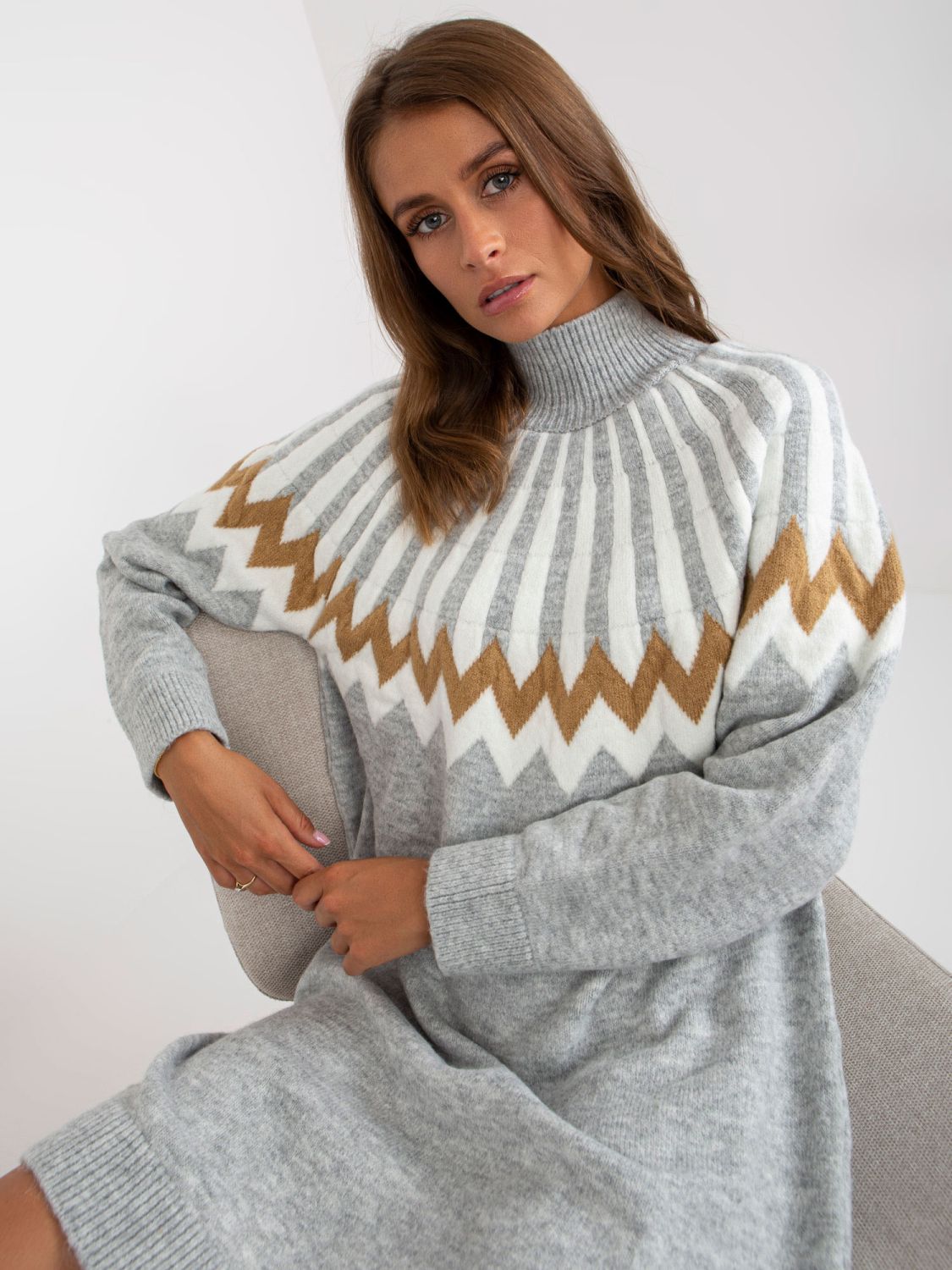 Světle šedé melírované pletené šaty se vzorem