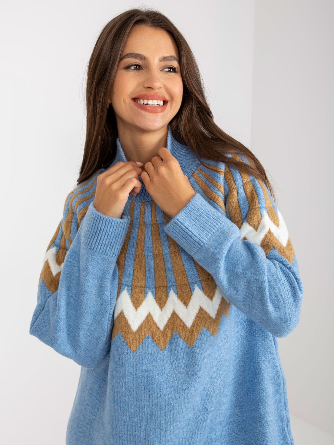 Modrá pletené šaty se vzorem