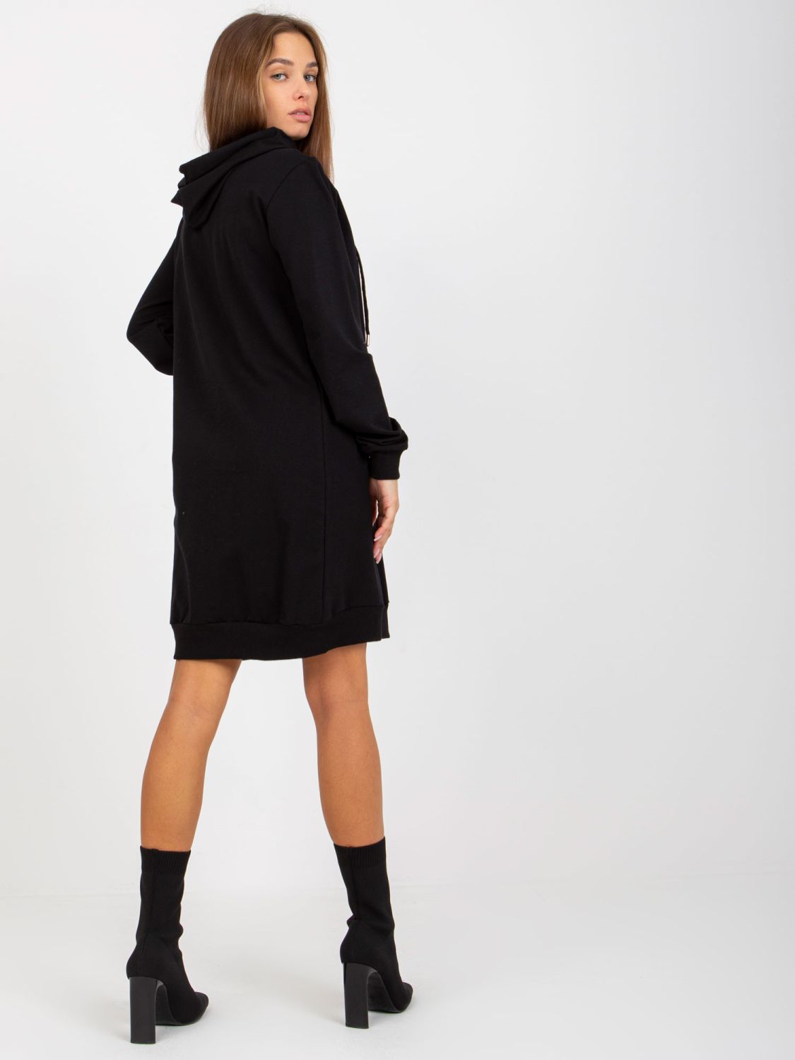 Černé teplákové šaty s kapucí