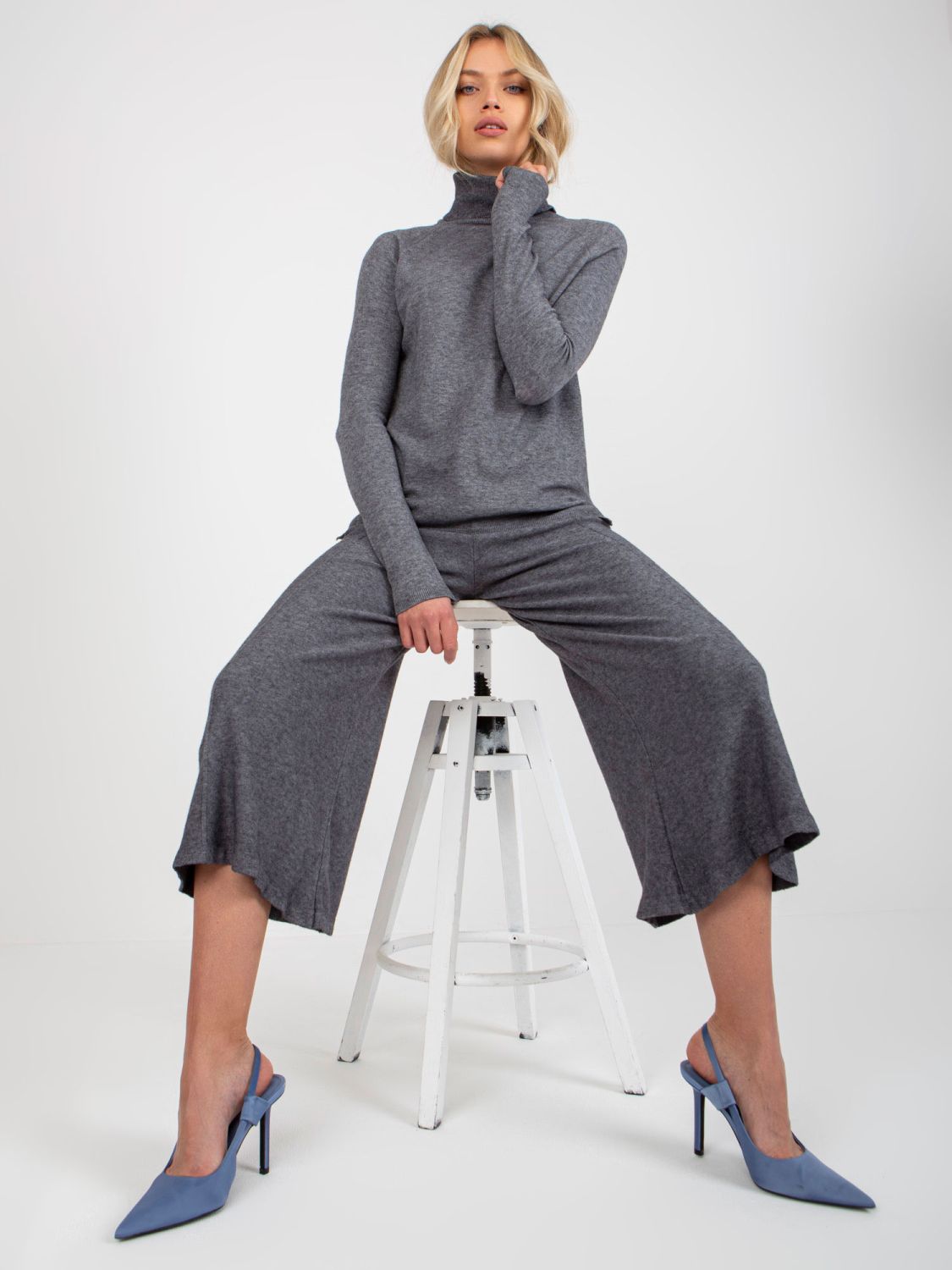 Tmavě šedé široké kalhoty s gumou v pase