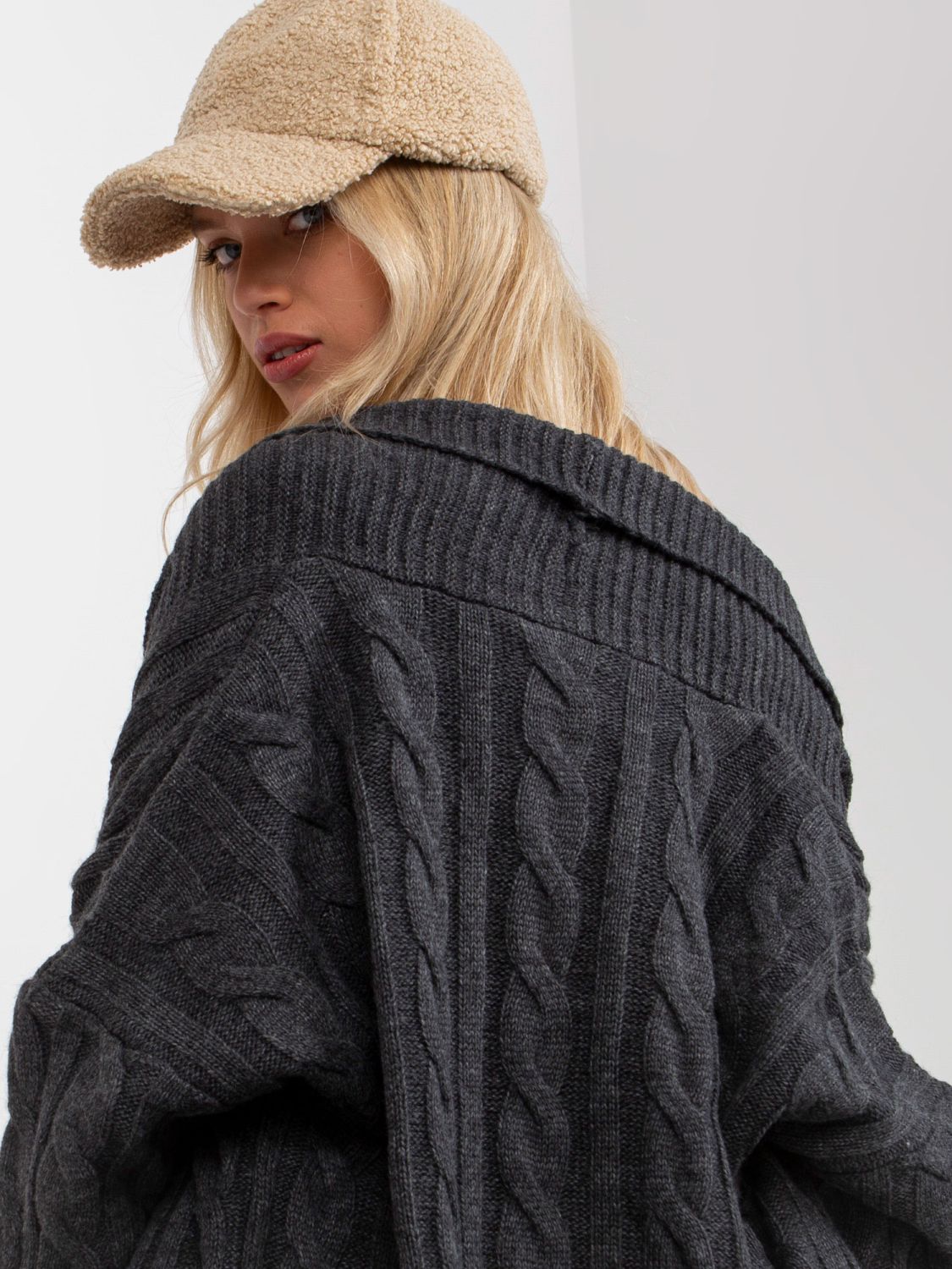 Tmavě šedý třídílný úpletový set s kardiganem