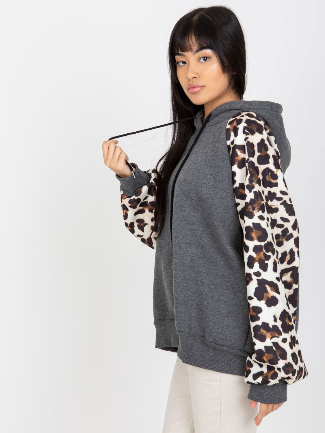 Tmavě šedá mikina s potiskem na rukávech