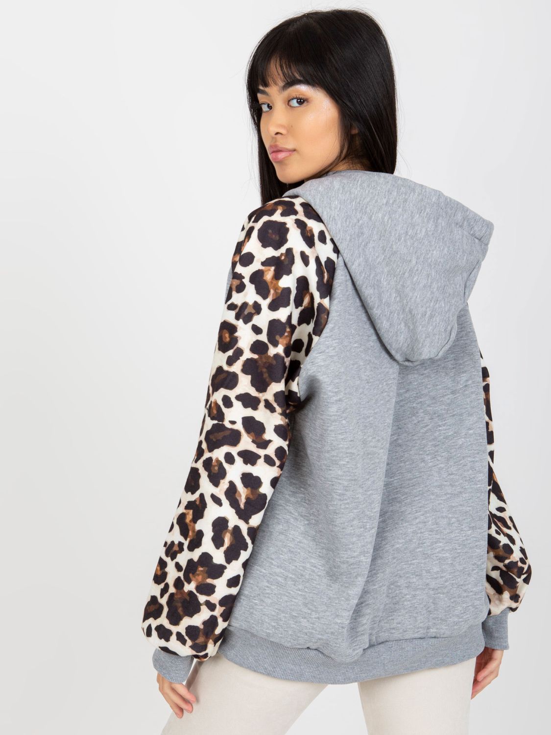 Šedá mikina s potiskem na rukávech