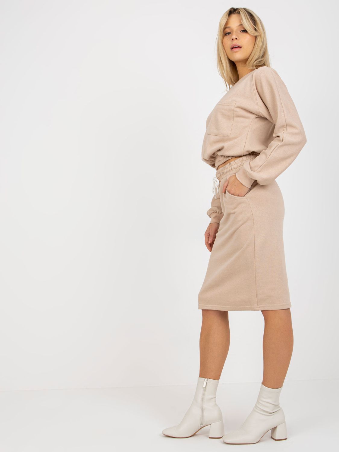 Béžový casual komplet s krátkou mikinou