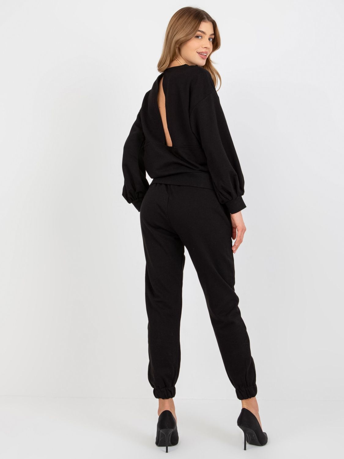 Černý komplet s odhalenými zády