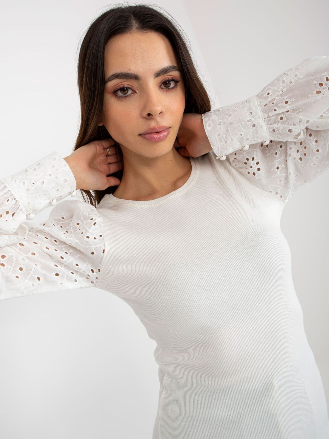 Bílá halenka s ažurovými rukávy