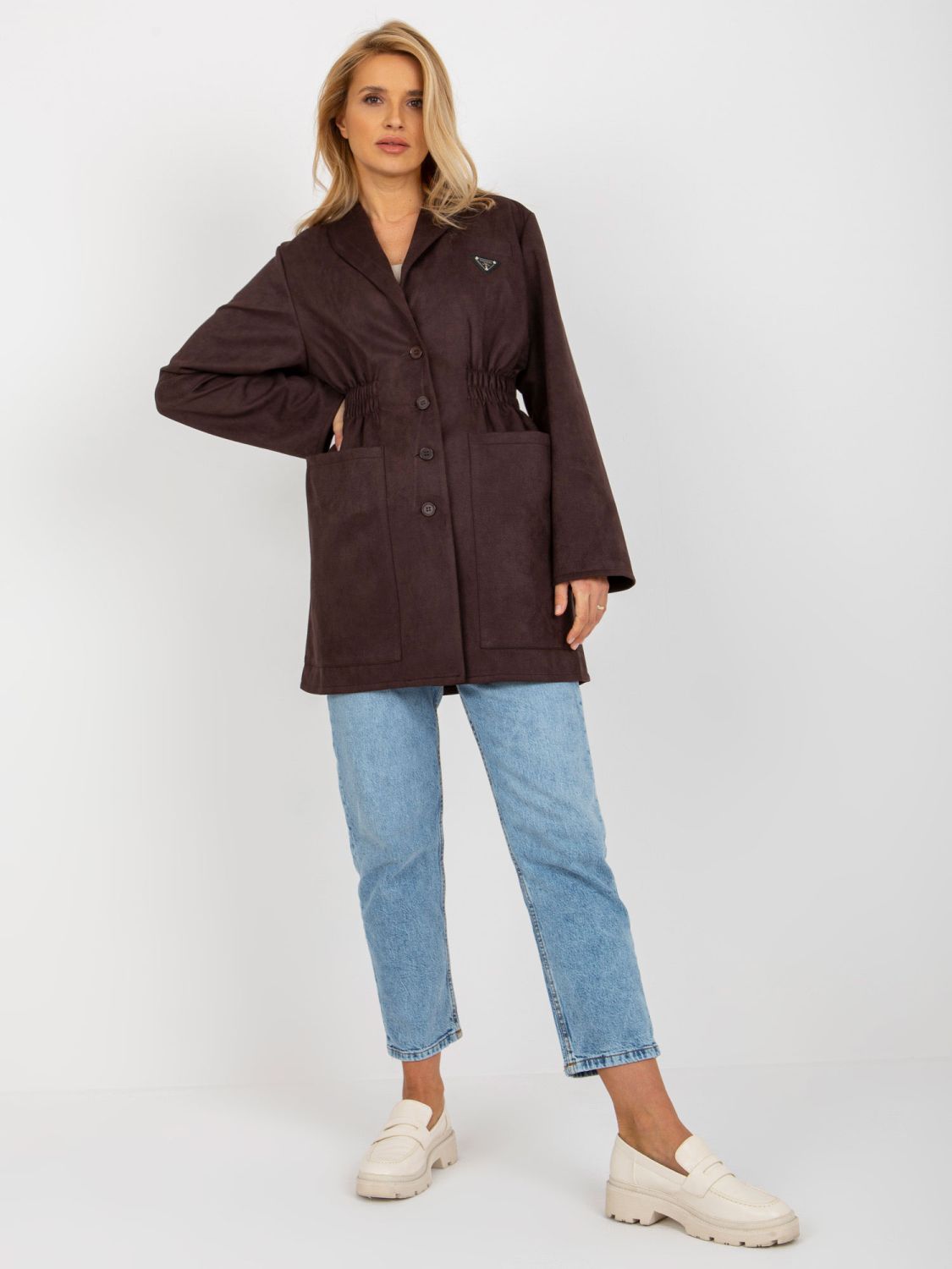 Tmavě hnědý kabát s kapsami