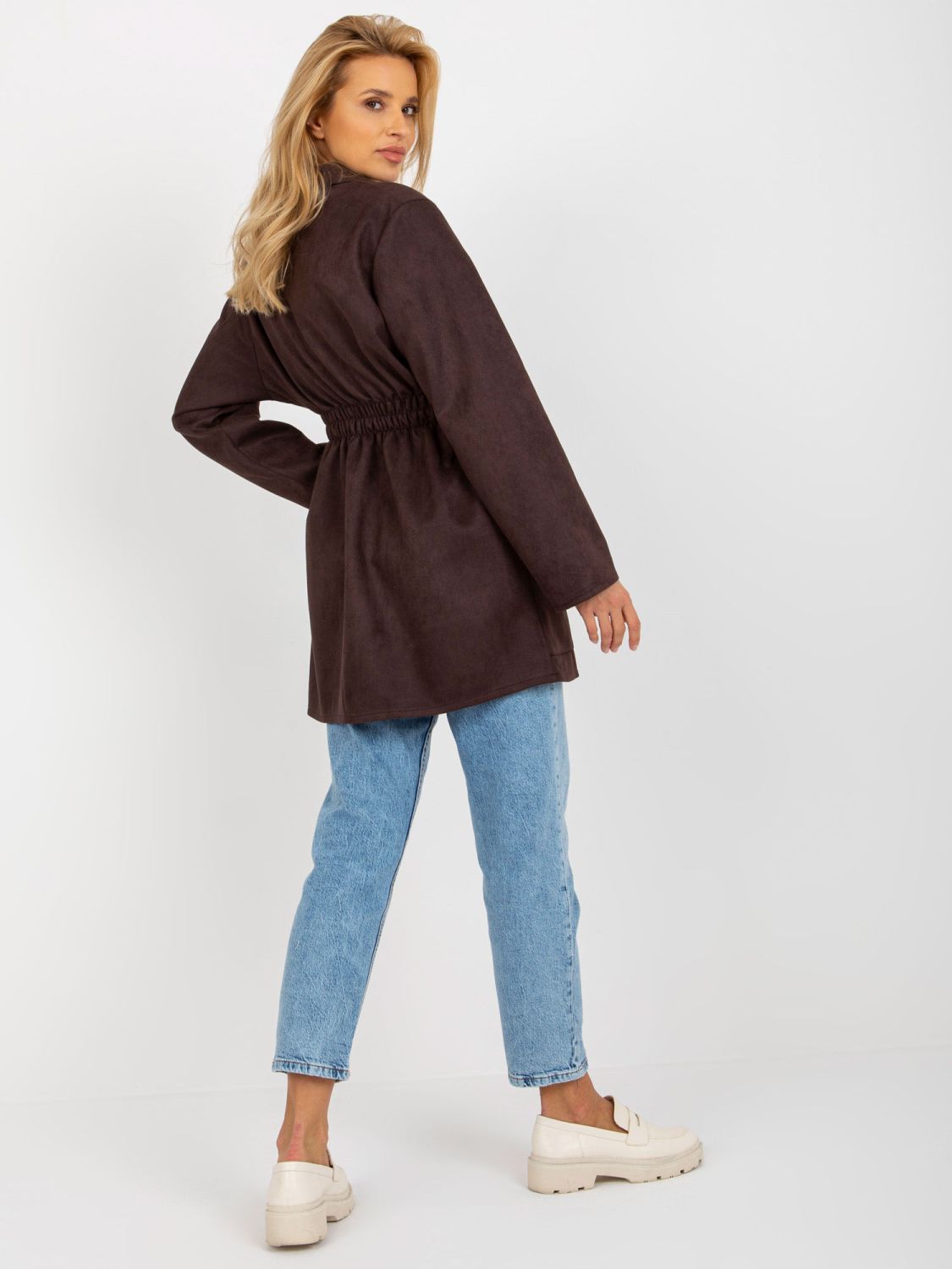 Tmavě hnědý kabát s kapsami