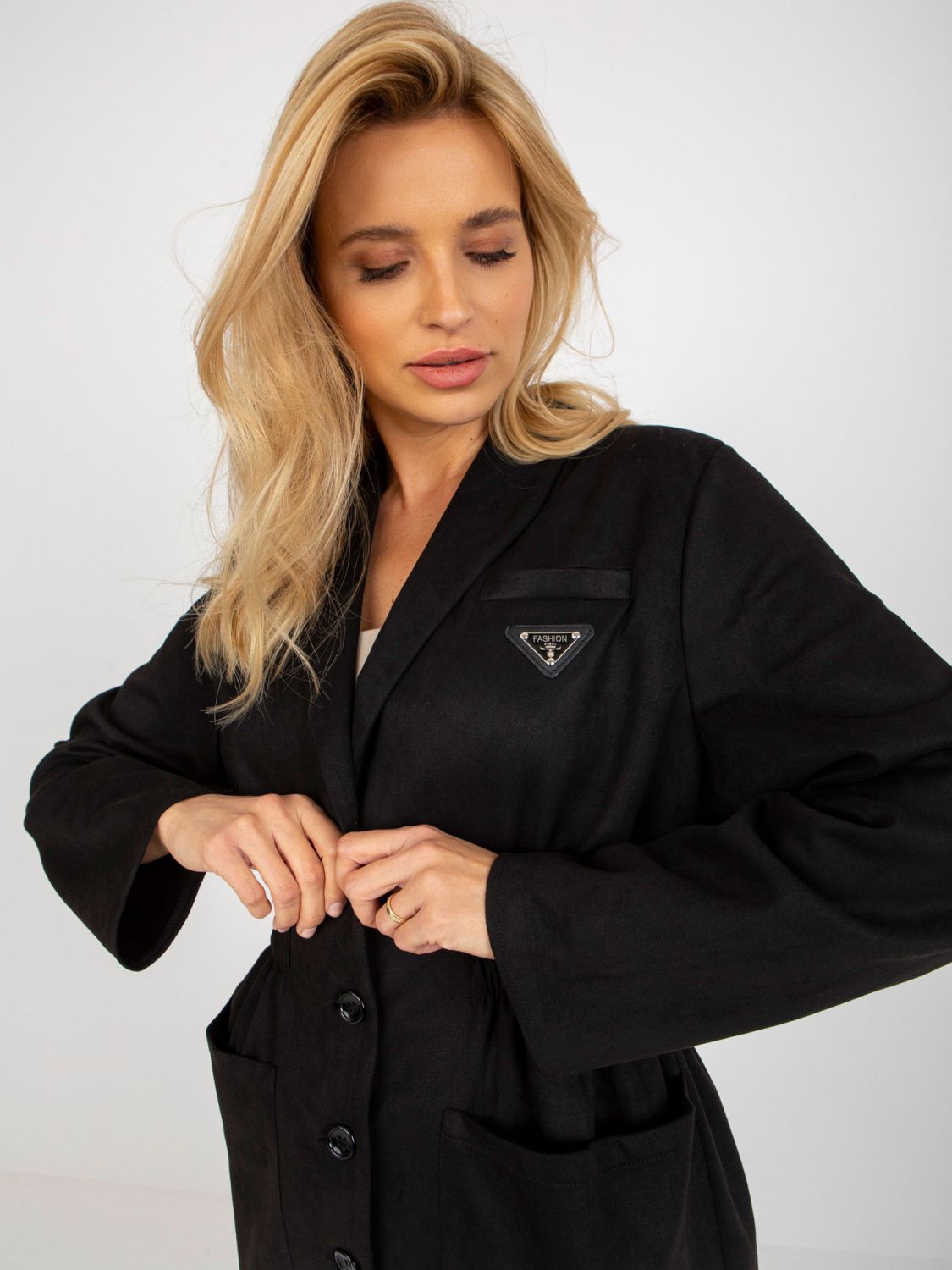 Černý přechodný kabát s kapsami