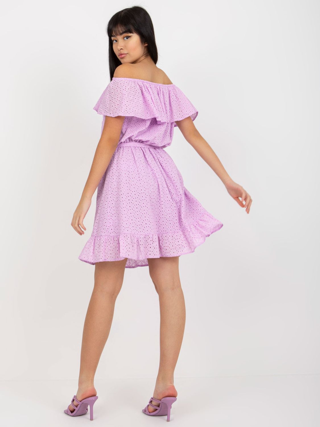 Světle fialové ažurové šaty s volánem