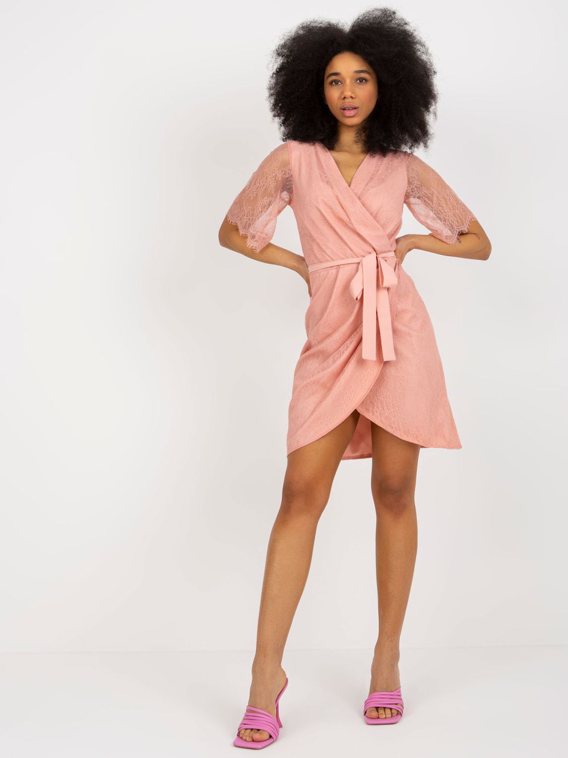 Starorůžové krajkové koktejlové šaty na svatbu