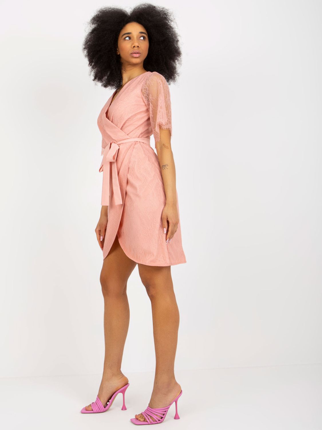 Starorůžové krajkové koktejlové šaty na svatbu