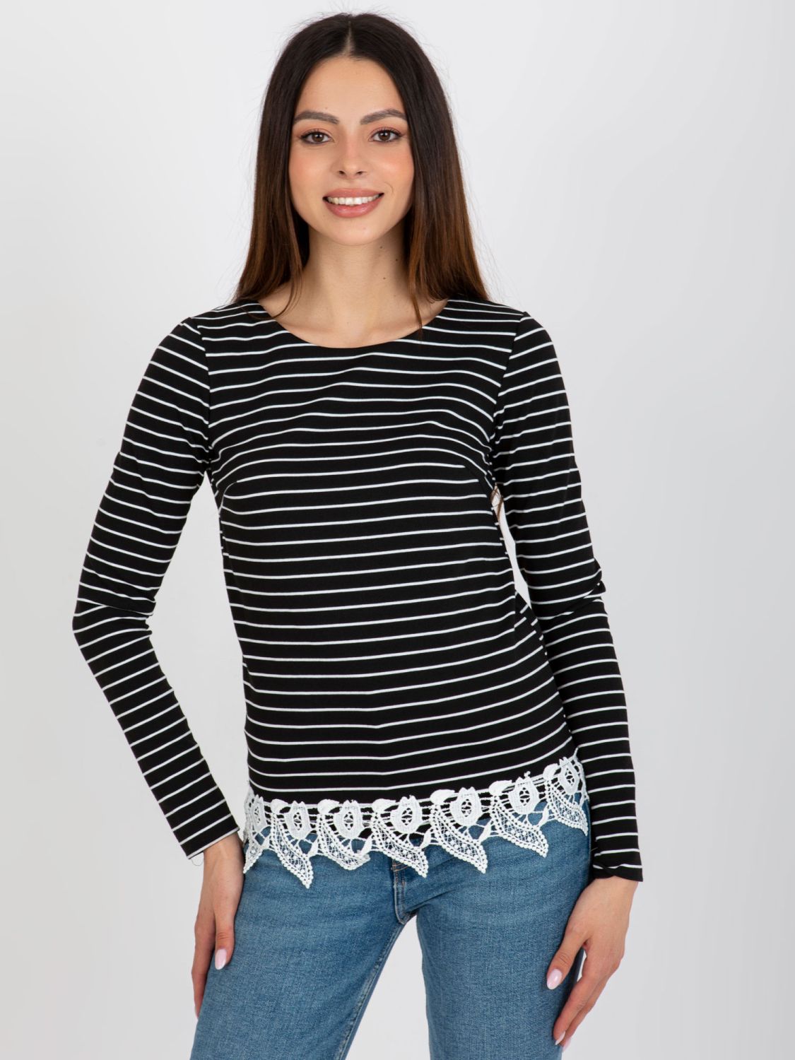 Černá dámská halenka s pruhy a krajkou