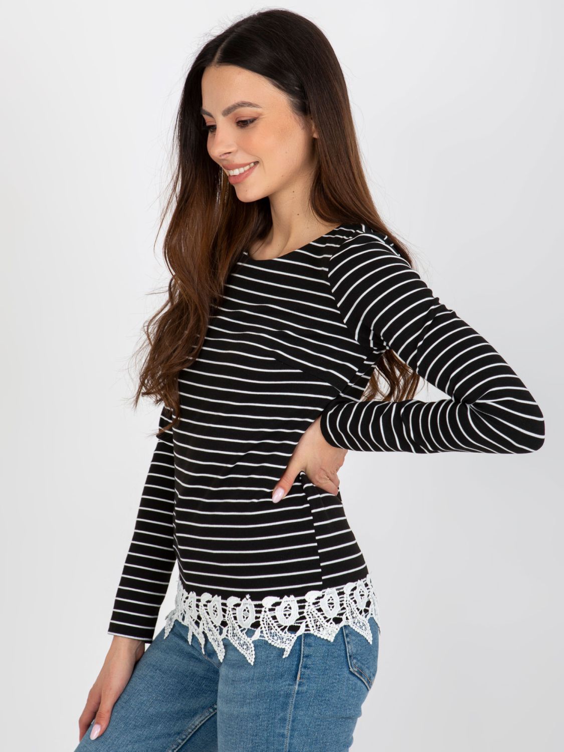 Černá dámská halenka s pruhy a krajkou