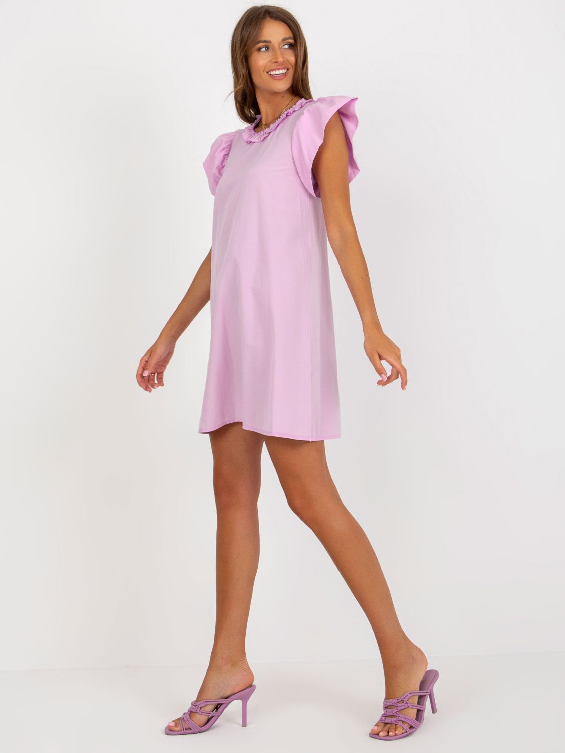 Fialové šaty s volánky na rukávech
