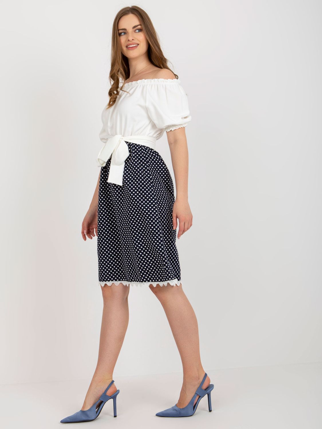Ecru-tmavě modré tečkované šaty s vázáním