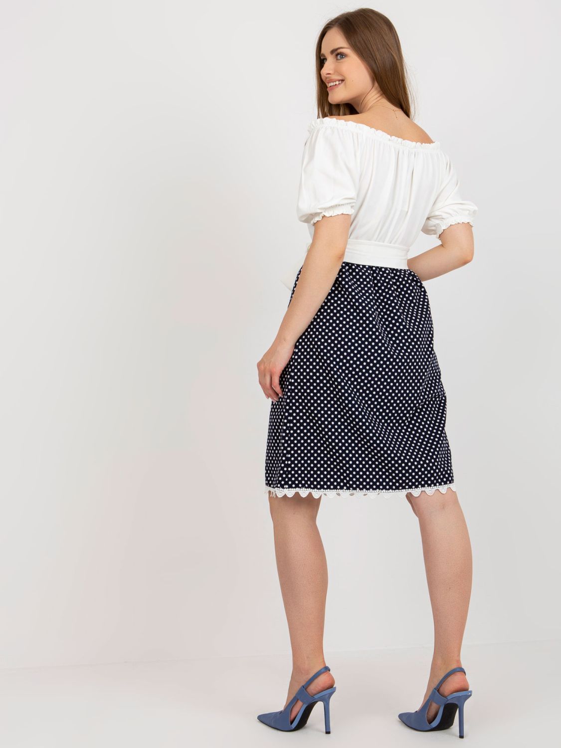 Ecru-tmavě modré tečkované šaty s vázáním