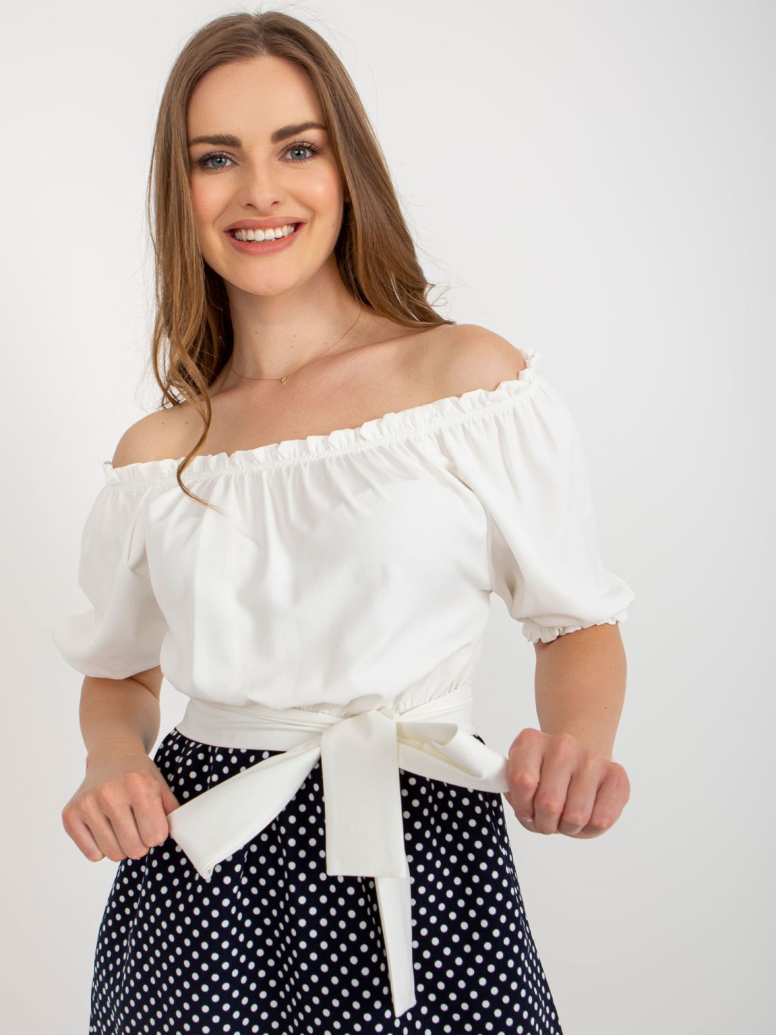 Ecru-tmavě modré tečkované šaty s vázáním