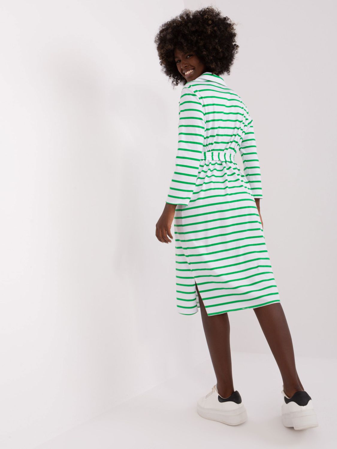 Bílo-zelené jednoduché šaty s límečkem