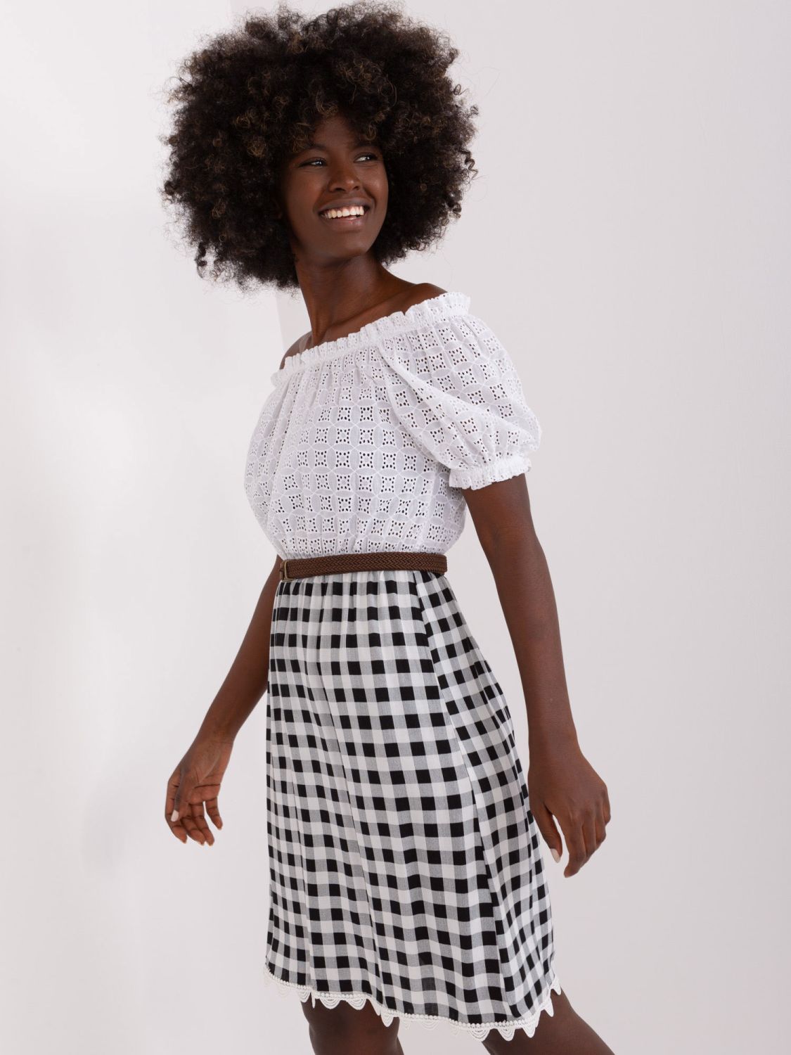 Ecru-černé šaty s páskem