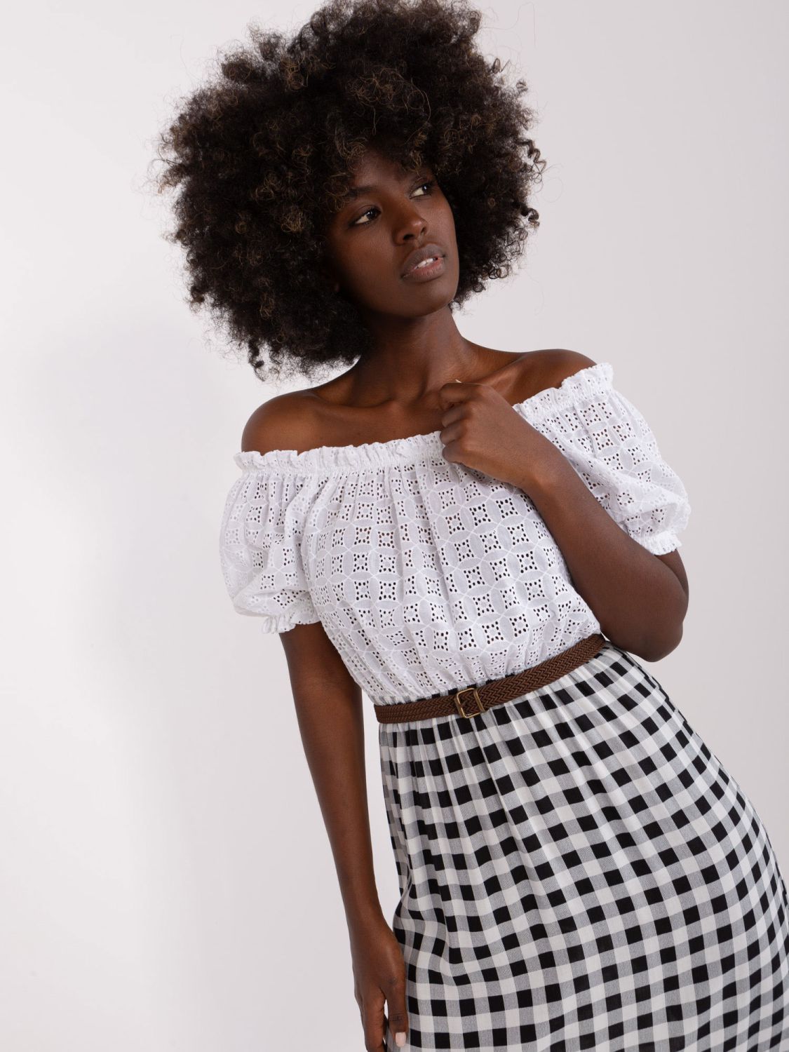 Ecru-černé šaty s páskem