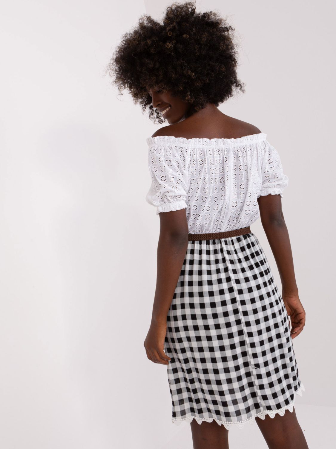 Ecru-černé šaty s páskem