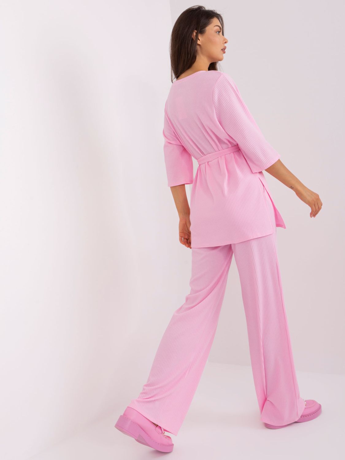 Růžový dámský casual komplet se širokými kalhotami