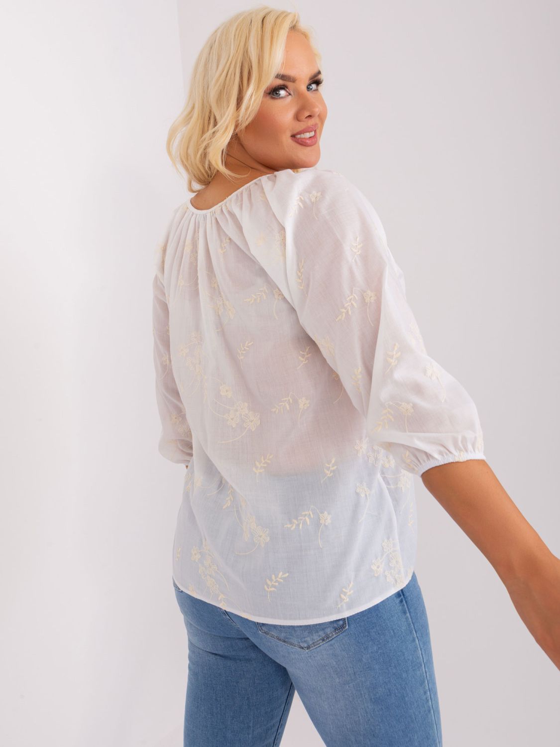 Bílo-béžová blůzka plus size s výšivkou
