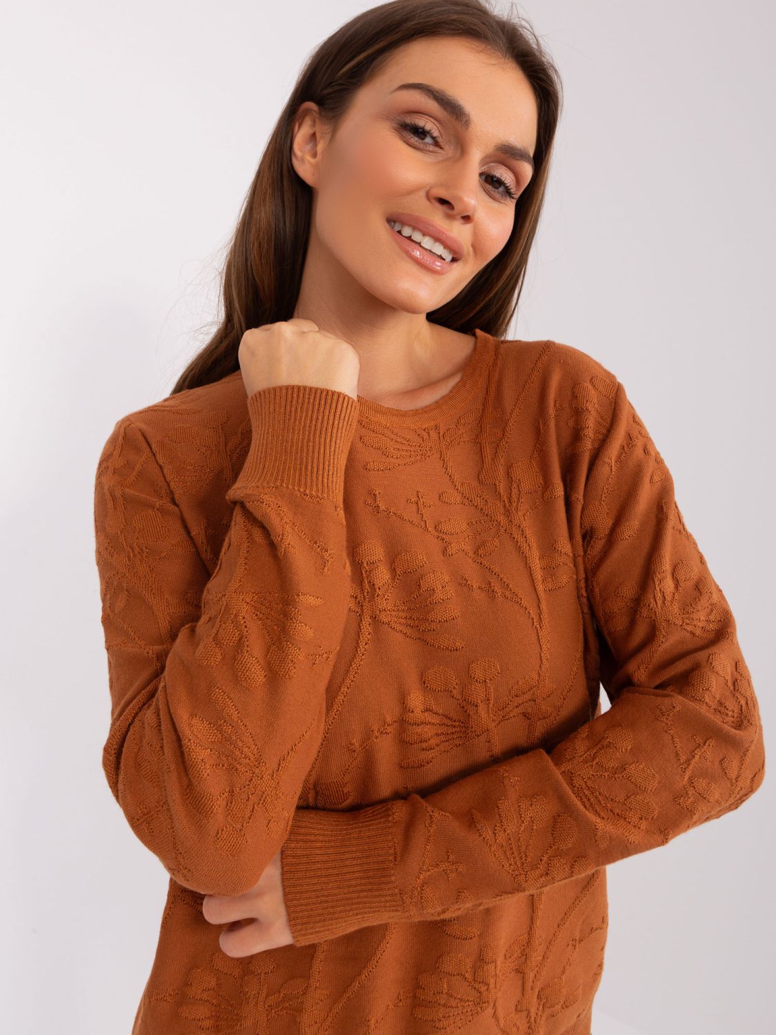 Hnědý klasický svetr s kulatým výstřihem