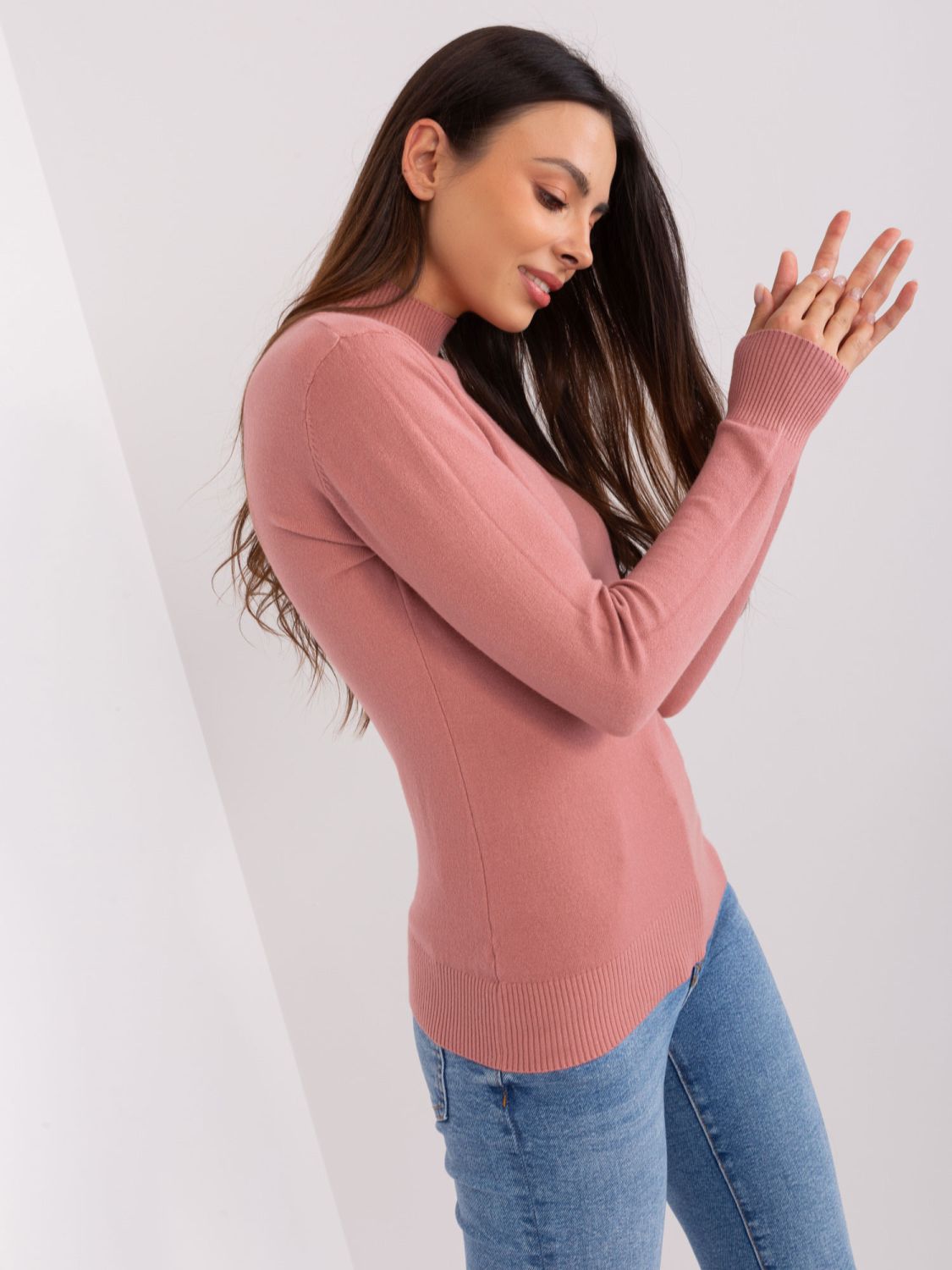 Růžový přiléhavý pulovr s rolákovým límcem