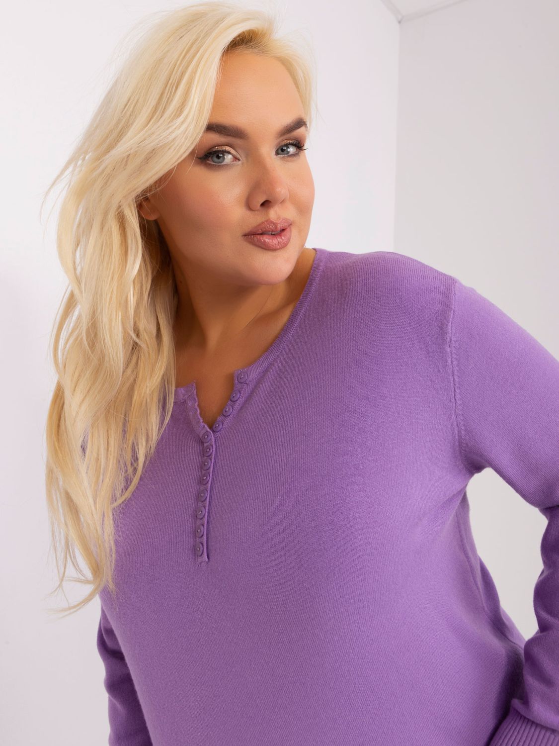 Fialový svetr plus size s knoflíky u výstřihu