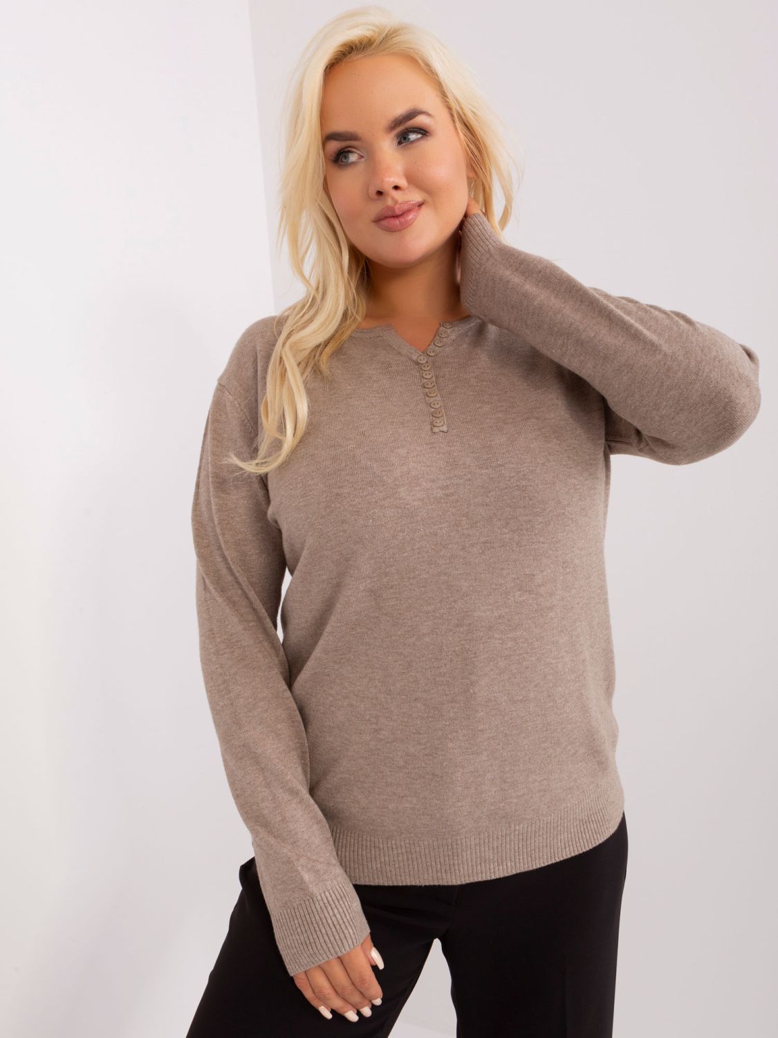 Béžový svetr plus size s knoflíky