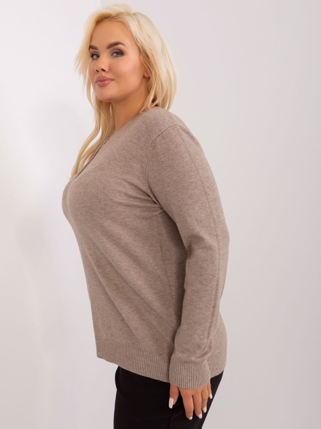Béžový svetr plus size s knoflíky