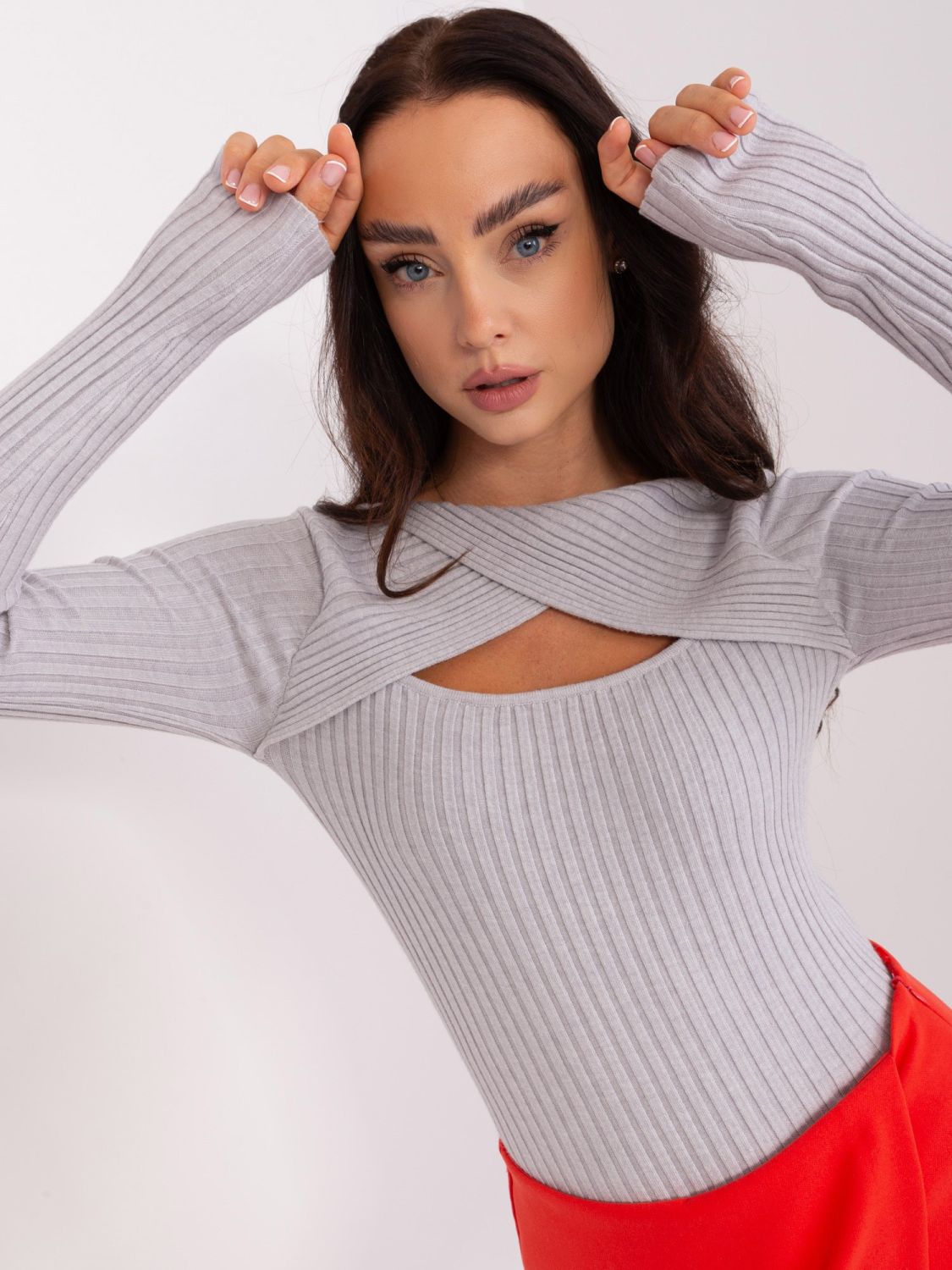 Světle šedý pruhovaný svetr z pleteniny