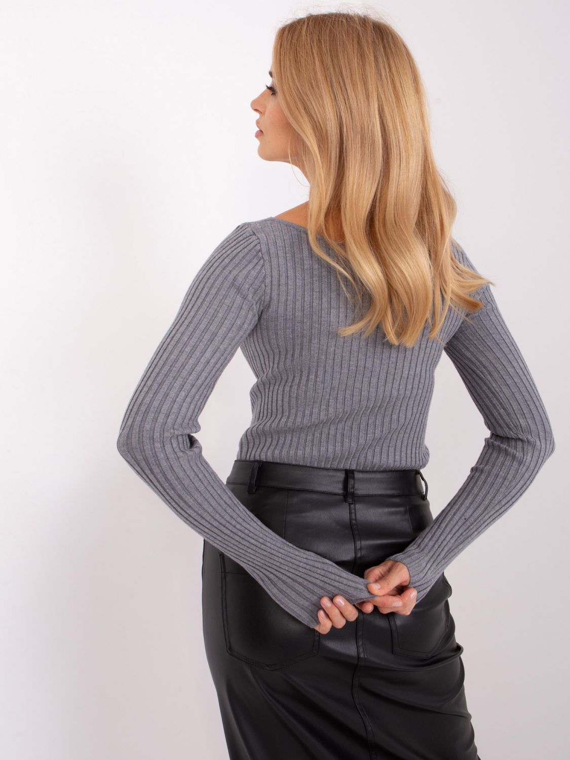 Šedý klasický svetr s dlouhým rukávem