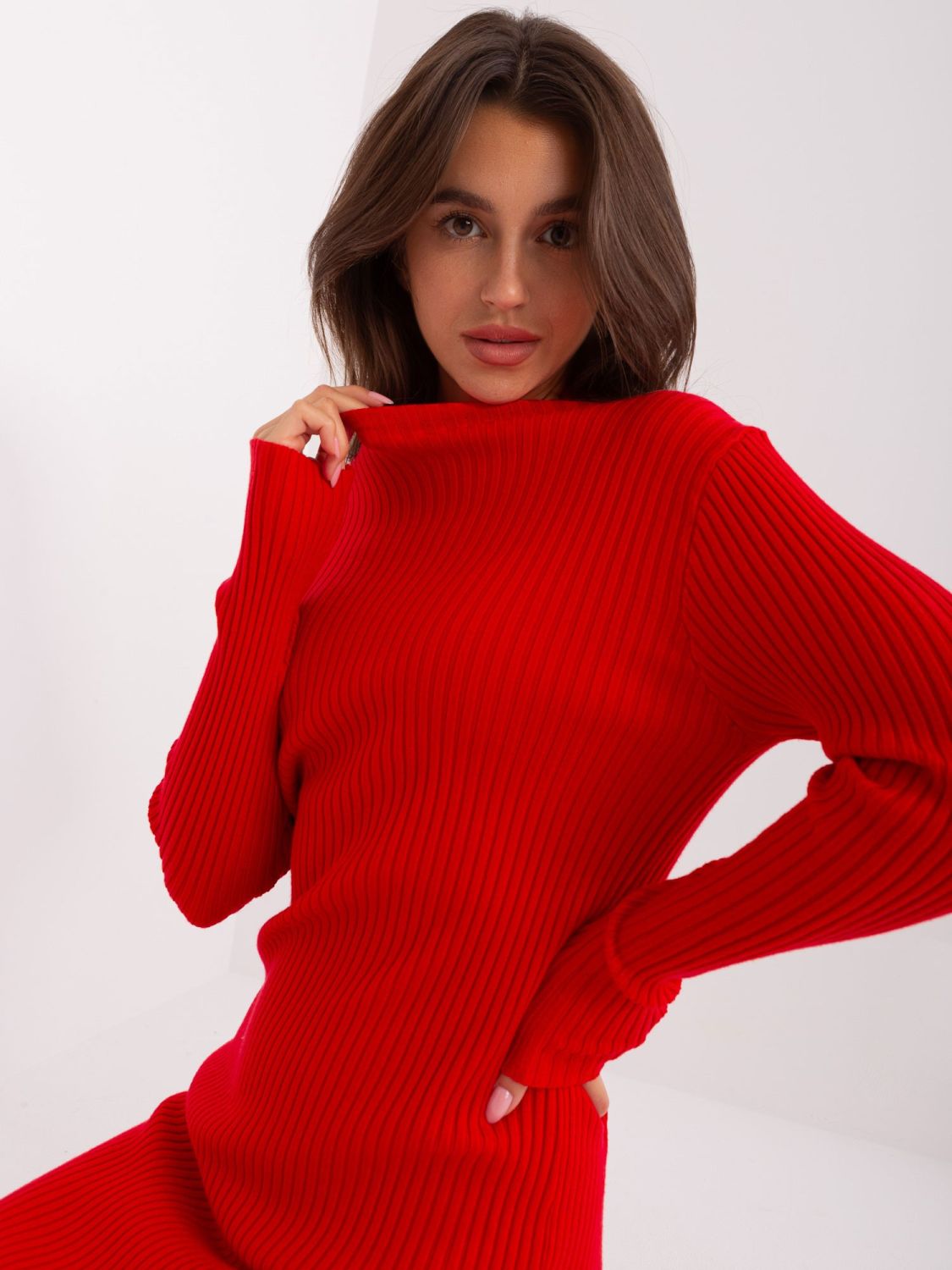 Červené pruhované úpletové šaty do kolen