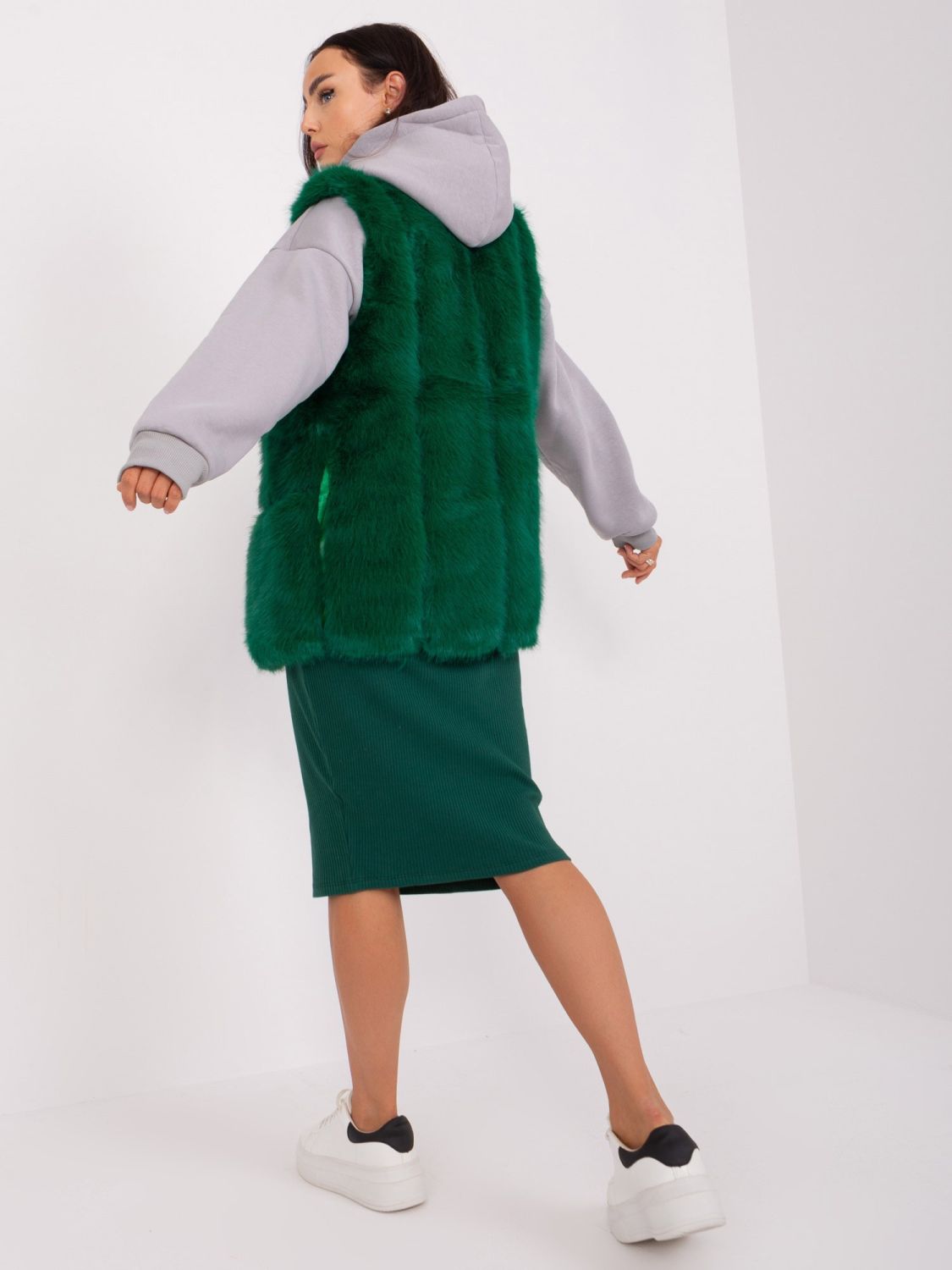 Tmavě zelené kožešinová vesta