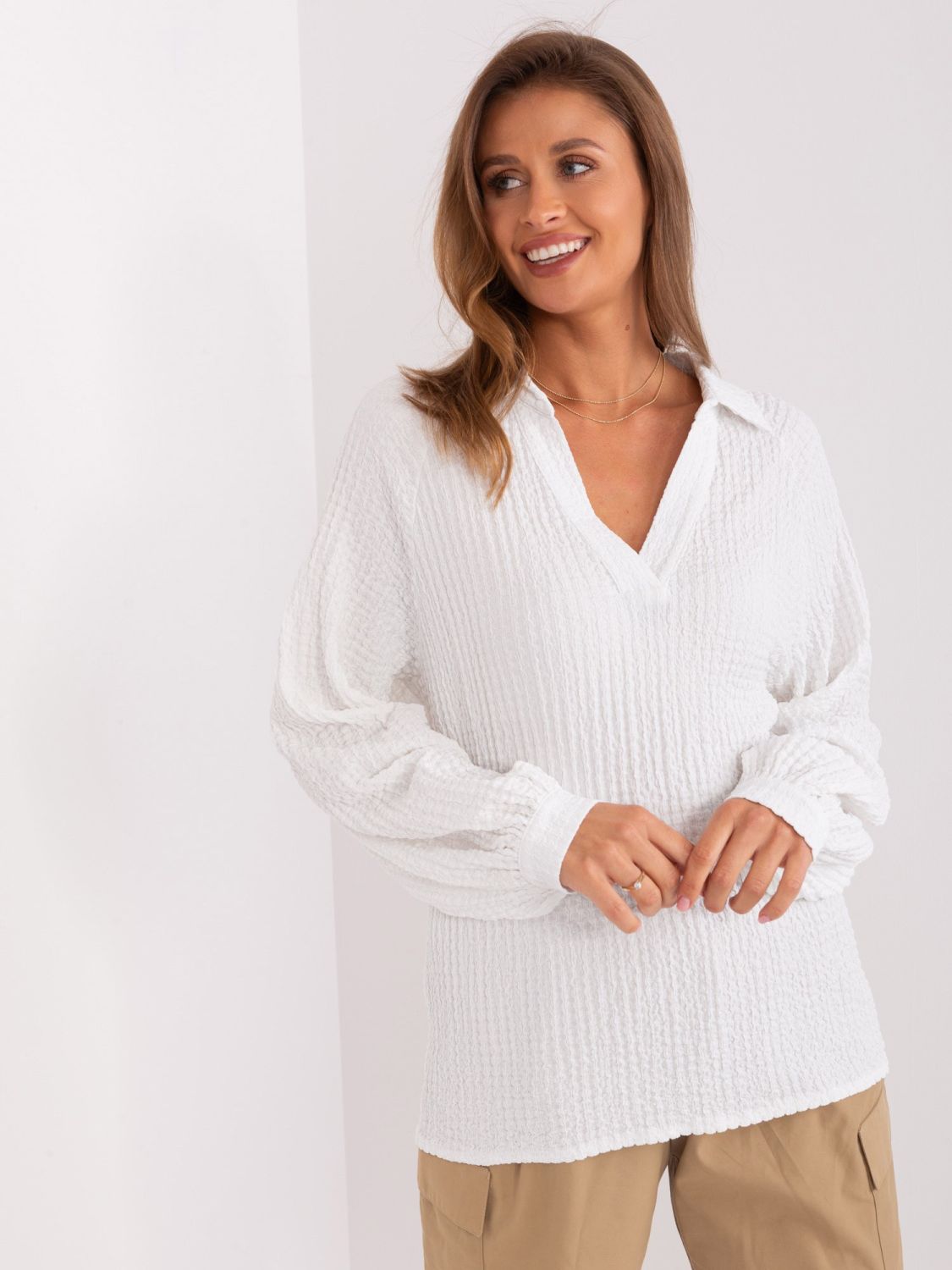 Ecru volná blůza s V výstřihem