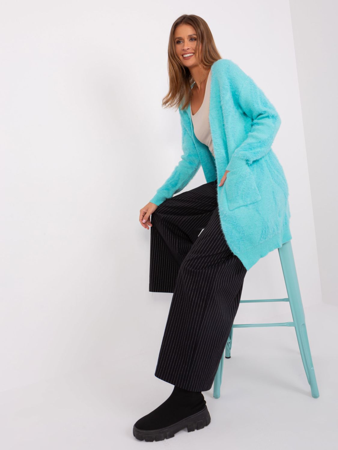 Měkký tyrkysový kardigan bez zapínání