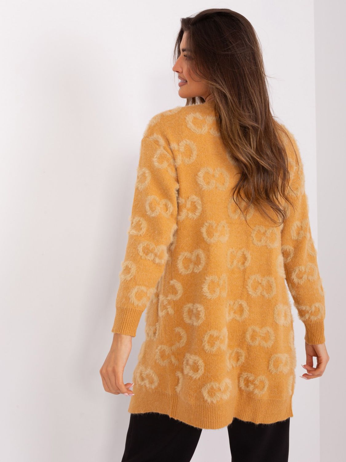 Kardigan v camel barvě se vzorem