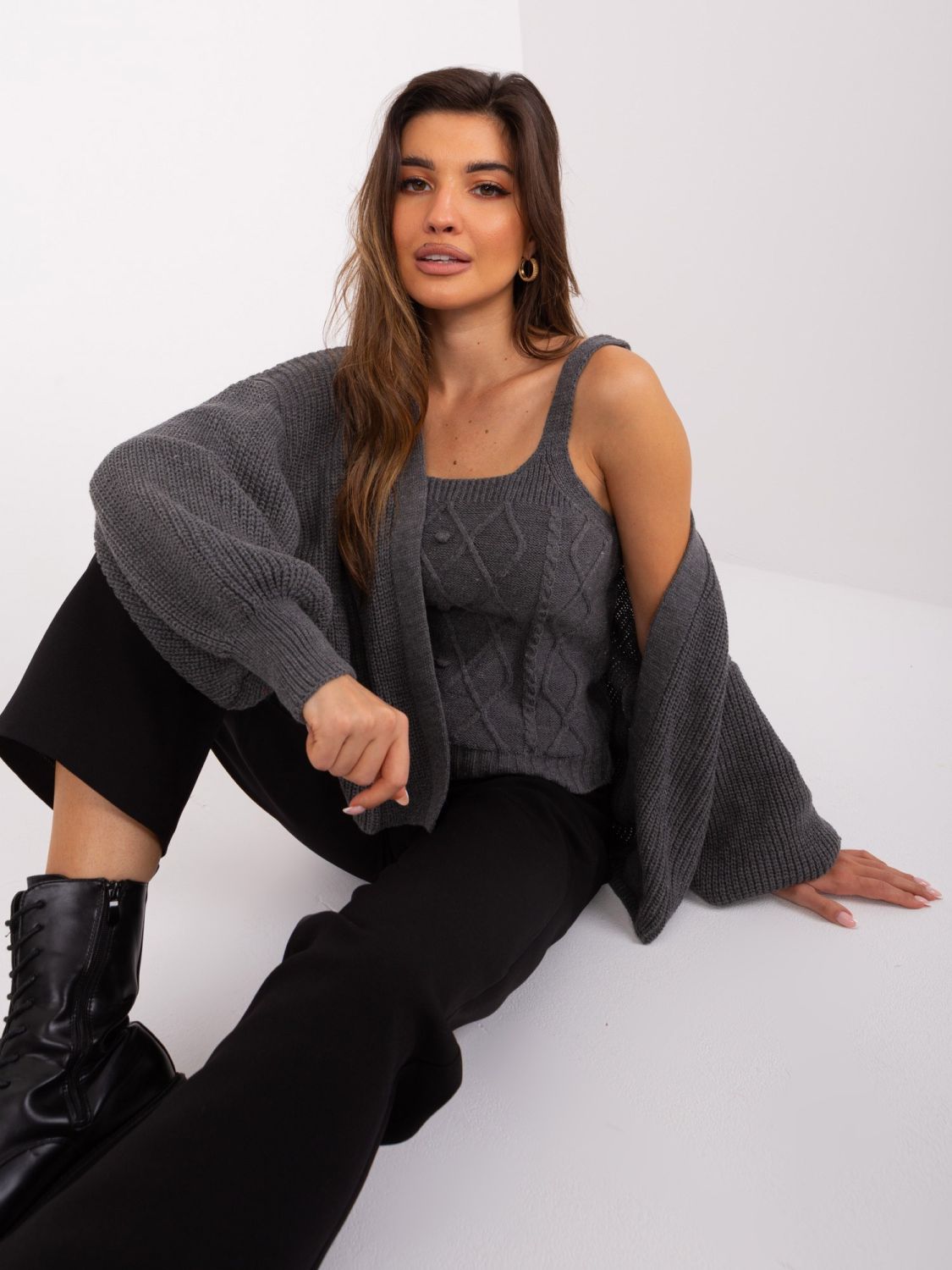 Tmavě šedý komplet s krátkým kardiganem