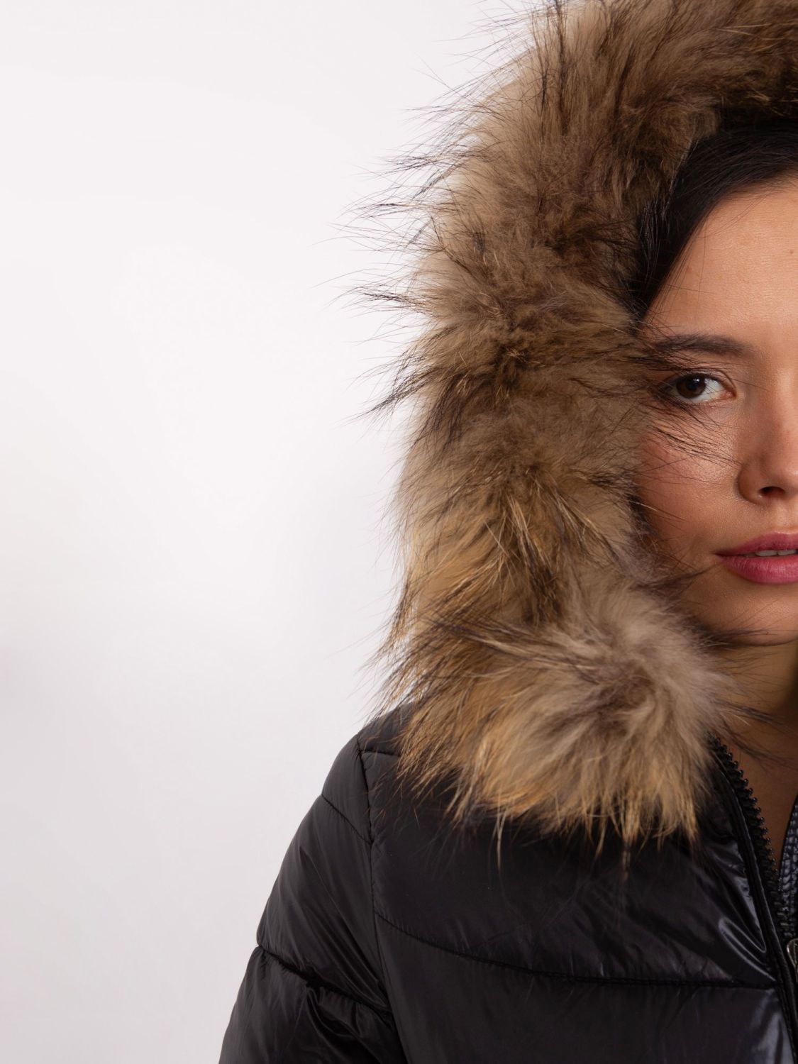 Černá zimní prošívaná bunda s kožešinou