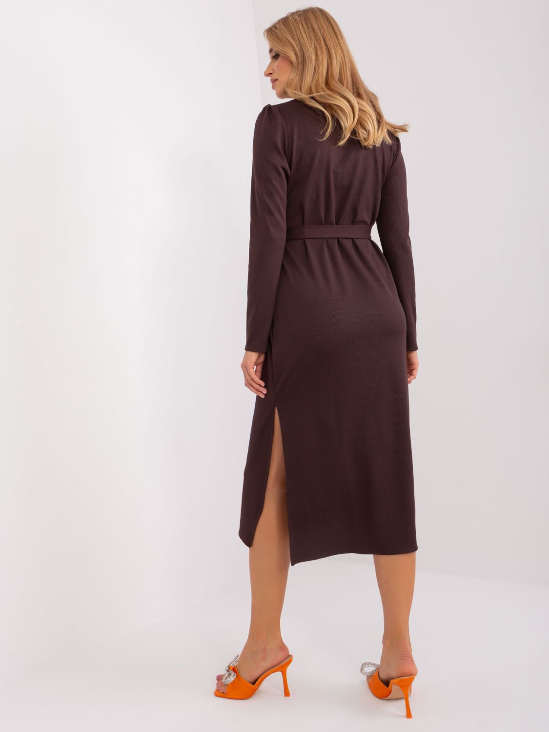 Tmavě hnědé koktejlové šaty s páskem