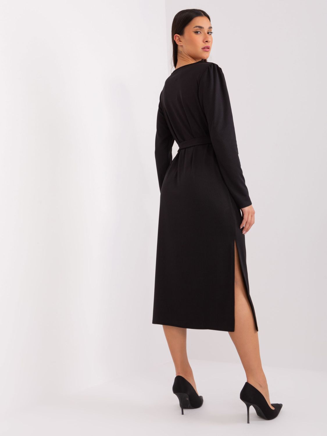 Černé koktejlové šaty s rozparky