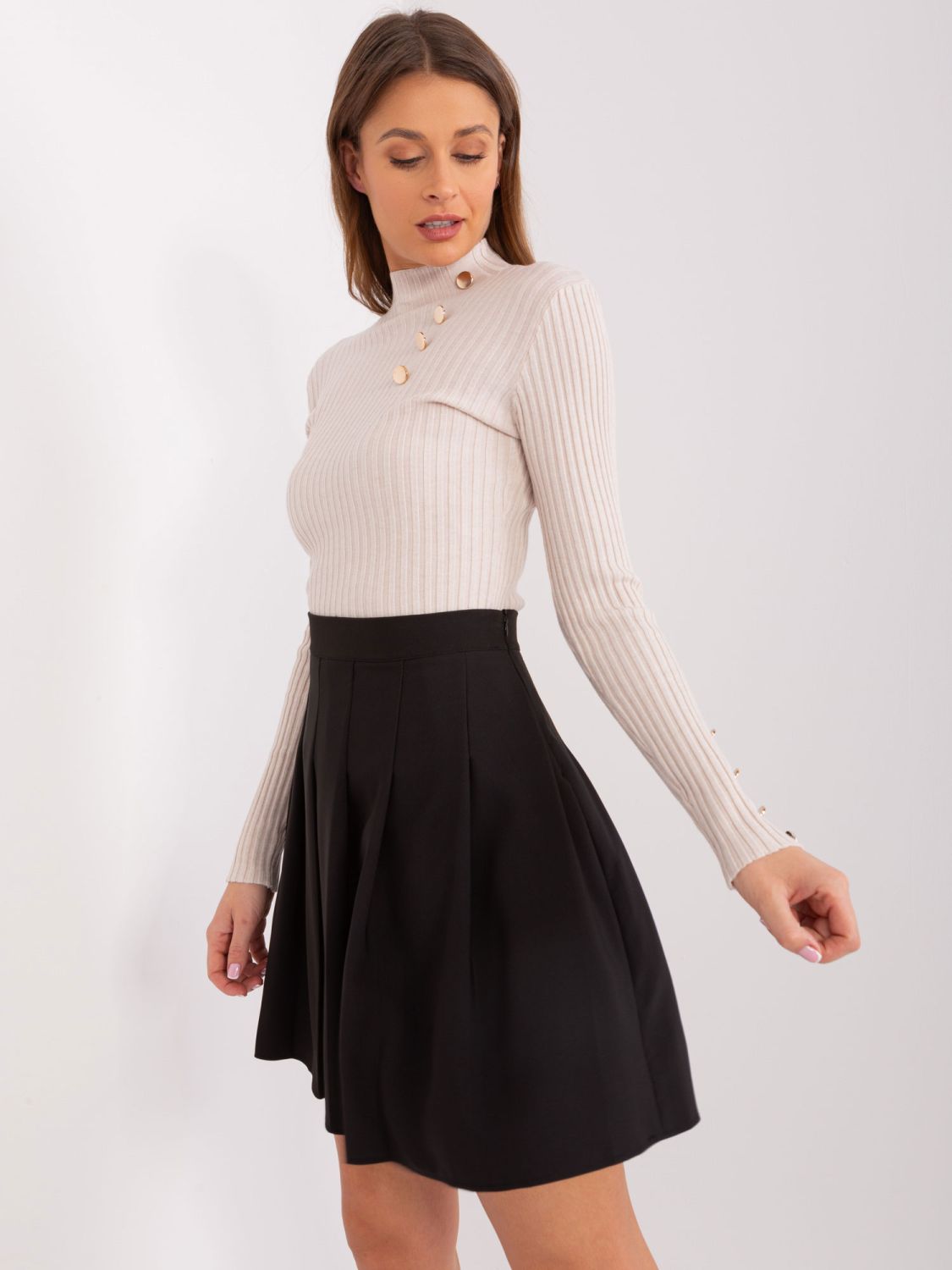 Elegantní černá rozšířená sukně