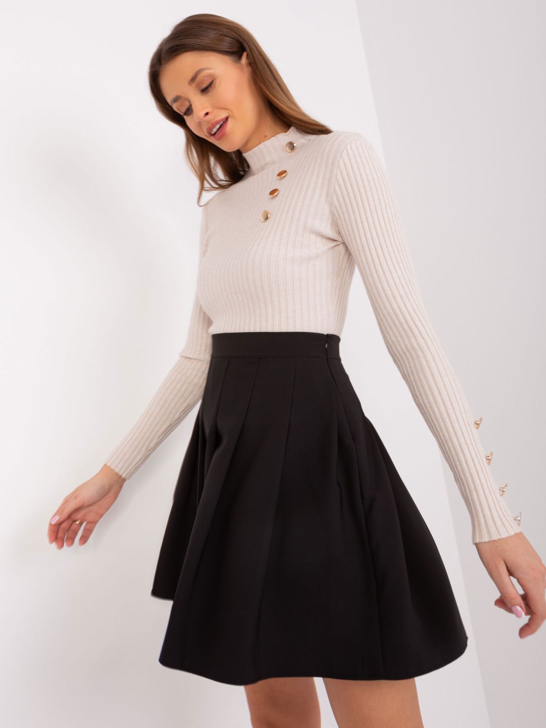 Elegantní černá rozšířená sukně