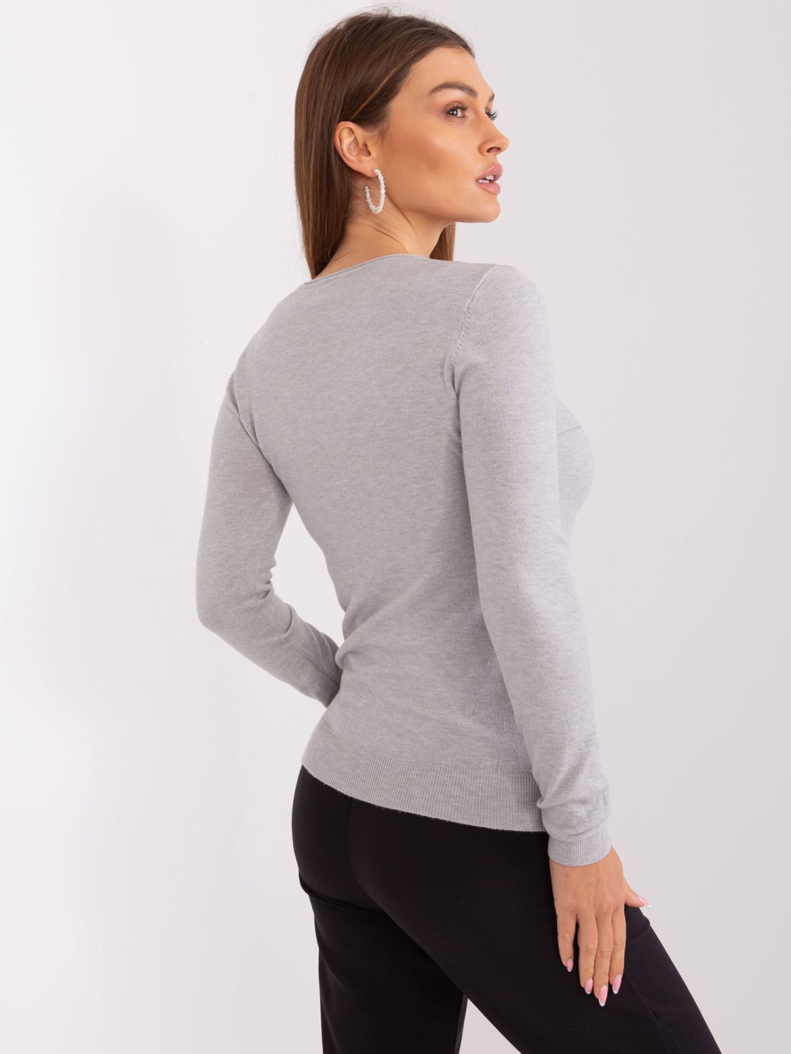Šedý pulovr s dlouhým rukávem